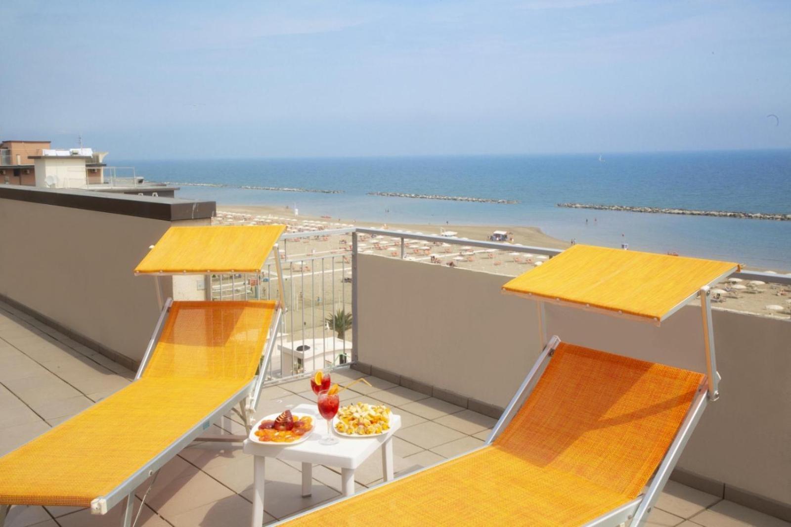 Hotel Salsedine " 5 Mt From The Beach ! " Римини Экстерьер фото