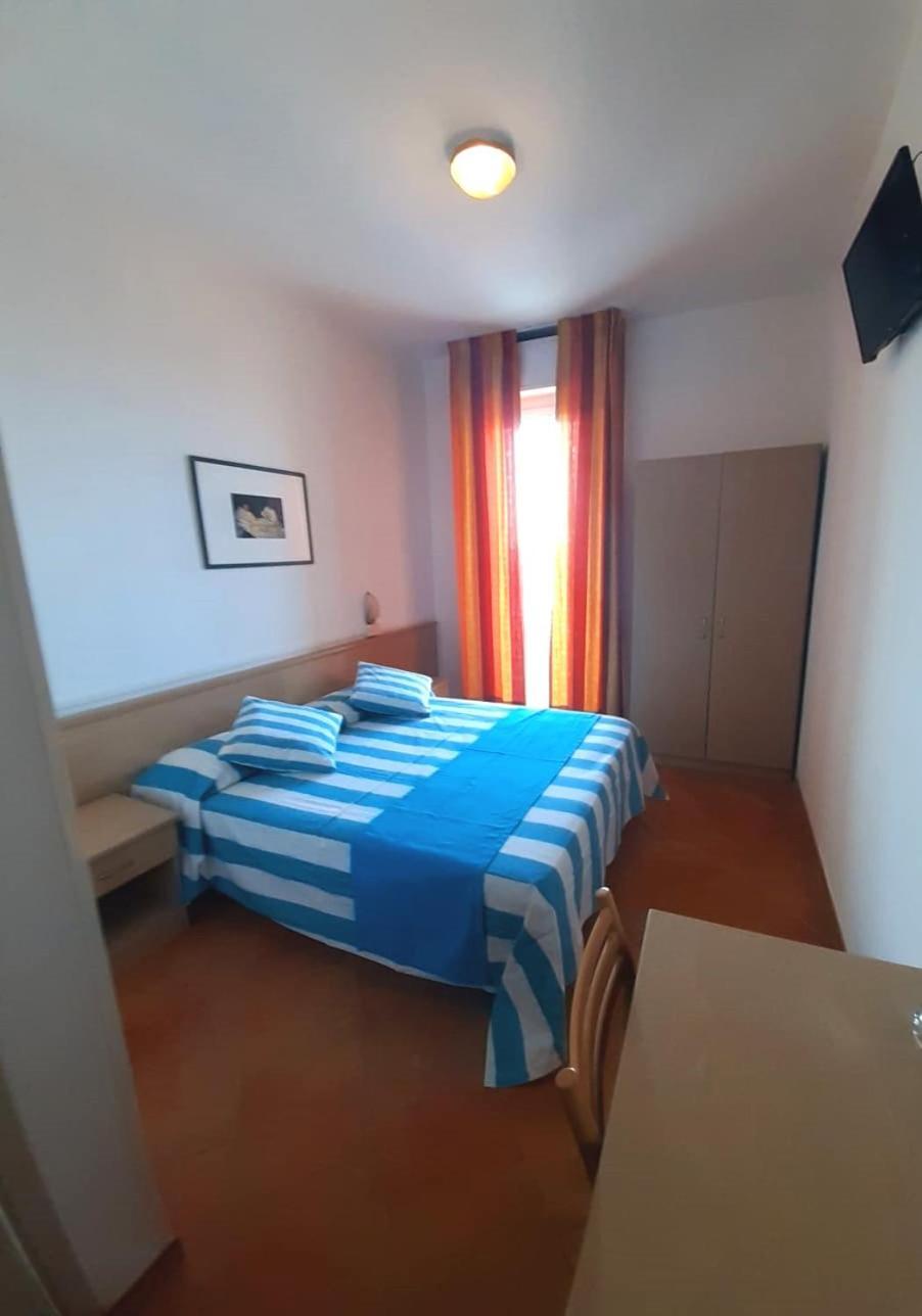 Hotel Salsedine " 5 Mt From The Beach ! " Римини Экстерьер фото