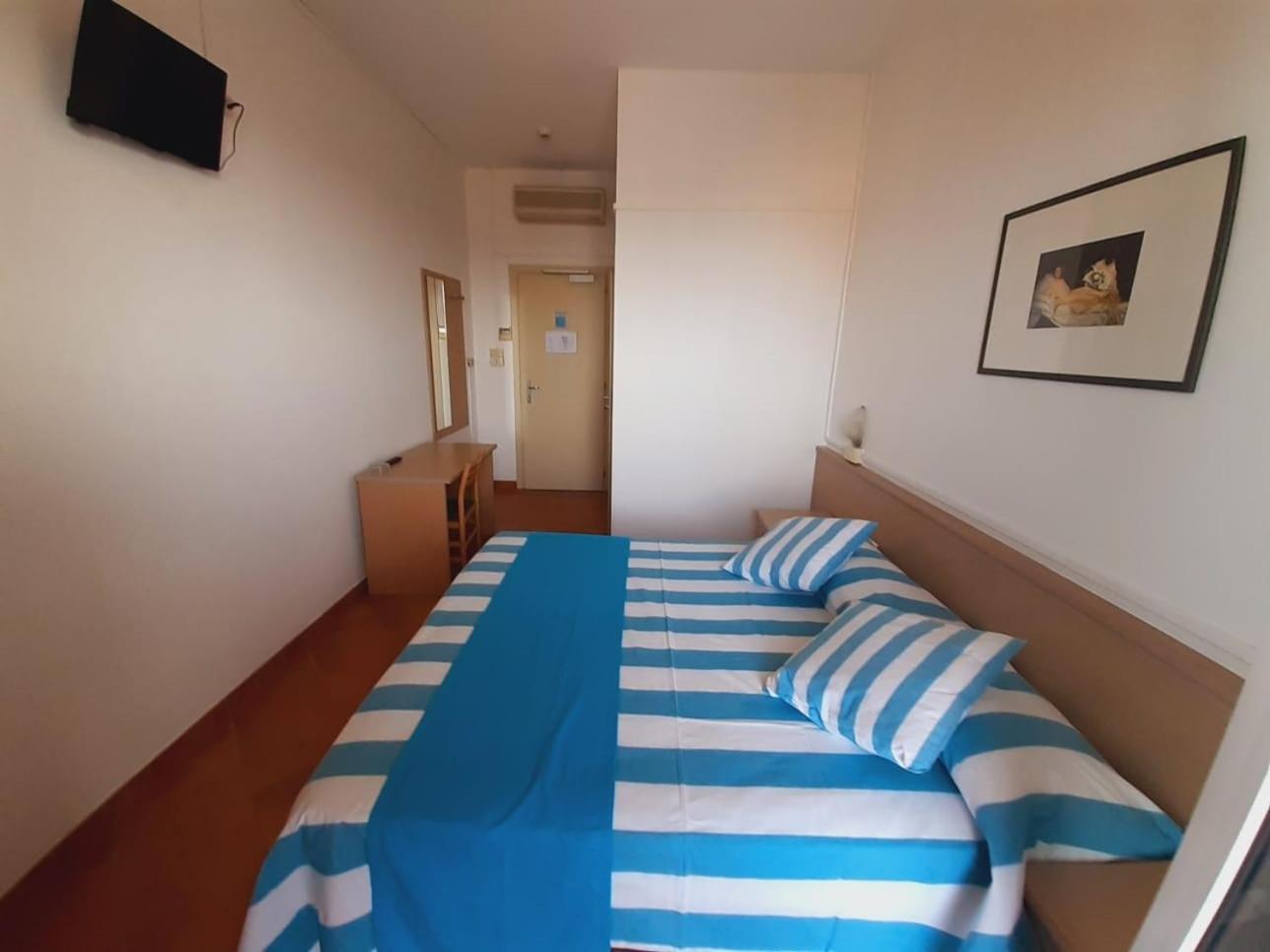 Hotel Salsedine " 5 Mt From The Beach ! " Римини Экстерьер фото
