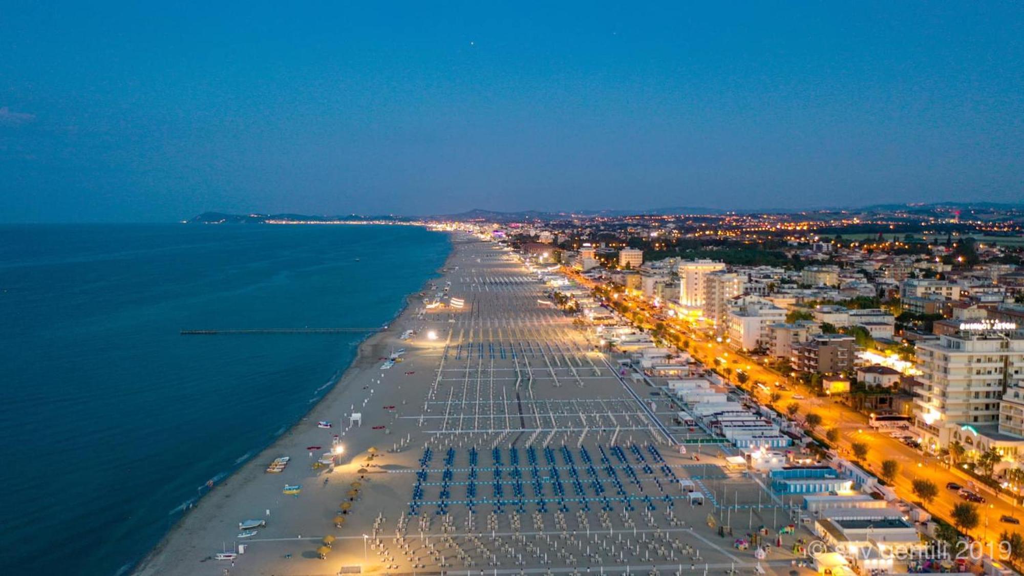 Hotel Salsedine " 5 Mt From The Beach ! " Римини Экстерьер фото