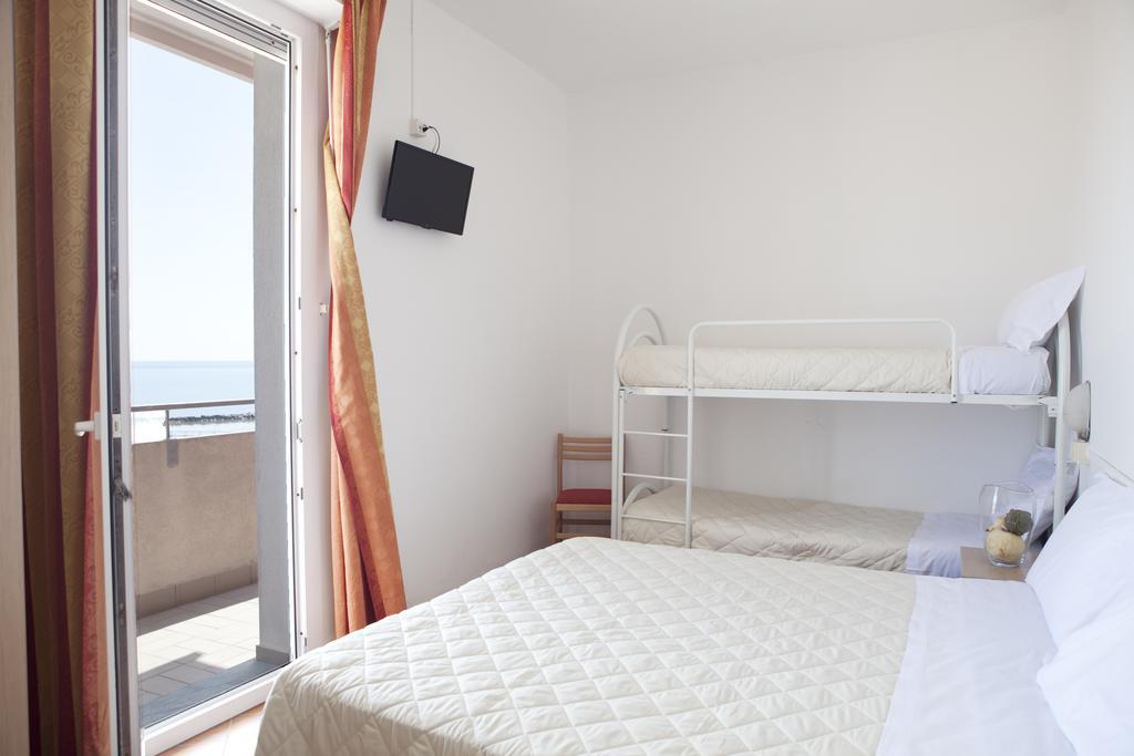 Hotel Salsedine " 5 Mt From The Beach ! " Римини Экстерьер фото